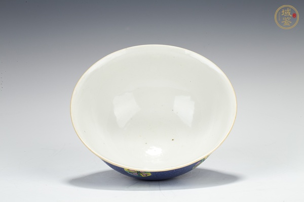 古玩陶瓷清乾隆·藍(lán)地軋道粉彩皮球花紋碗真品鑒賞圖