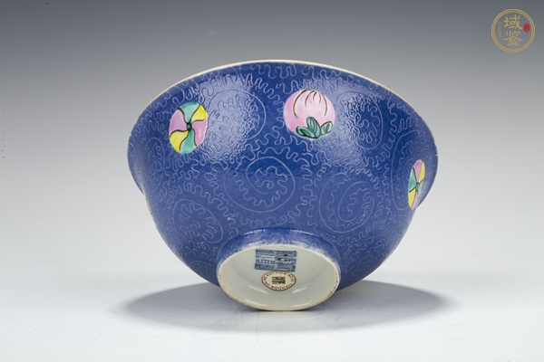 古玩陶瓷清乾隆·藍(lán)地軋道粉彩皮球花紋碗真品鑒賞圖