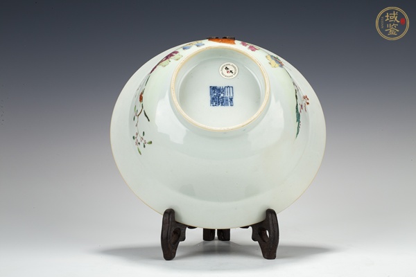 古玩陶瓷清乾隆·粉彩五子奪魁紋折沿大碗真品鑒賞圖