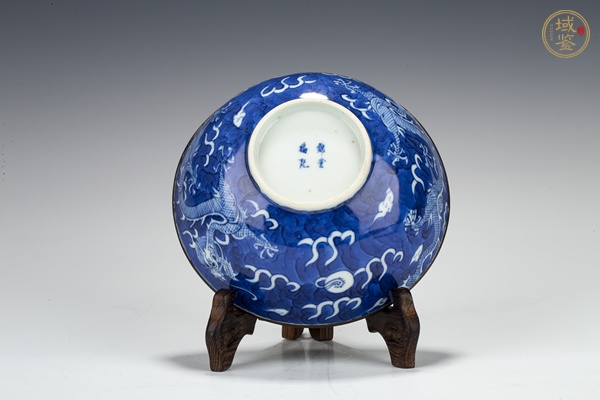 古玩陶瓷清晚·青花留白趕珠龍紋碗真品鑒賞圖