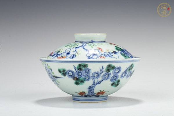 古玩清嘉慶·青花粉彩歲寒三友紋玲瓏瓷蓋碗真品鑒賞圖
