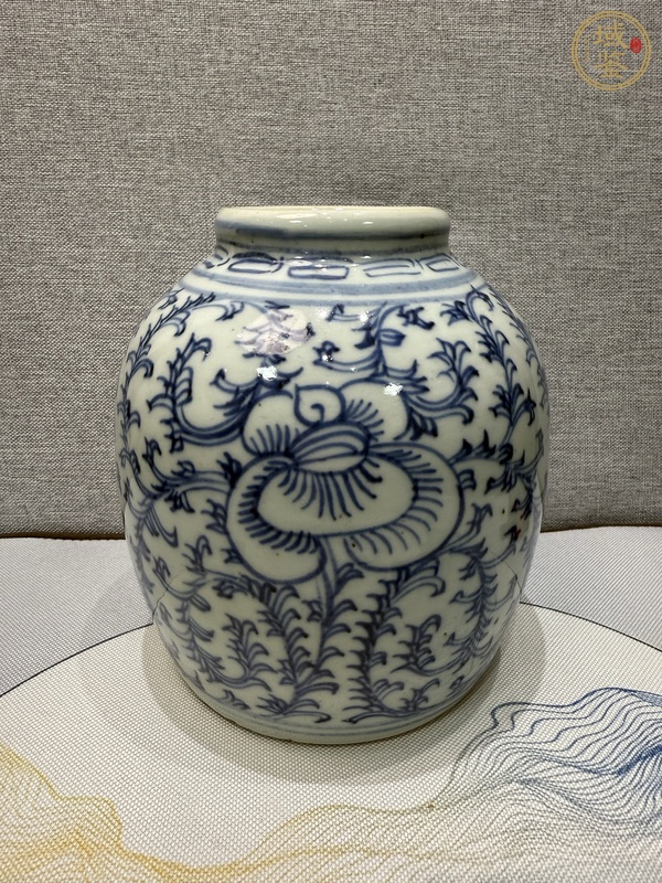 古玩陶瓷纏枝花卉紋青花罐真品鑒賞圖