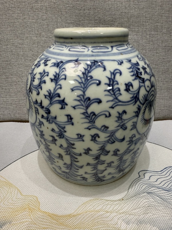 古玩陶瓷纏枝花卉紋青花罐拍賣，當(dāng)前價(jià)格300元