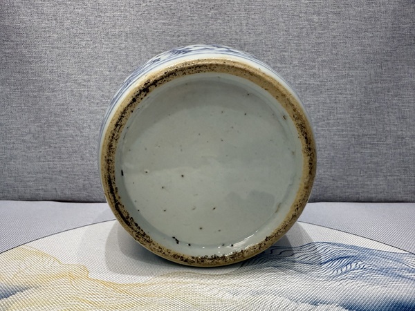 古玩陶瓷纏枝花卉紋青花罐拍賣，當(dāng)前價(jià)格300元