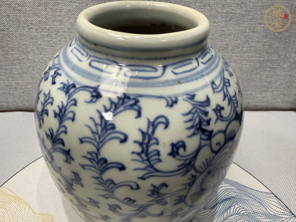 古玩陶瓷纏枝花卉紋青花罐真品鑒賞圖