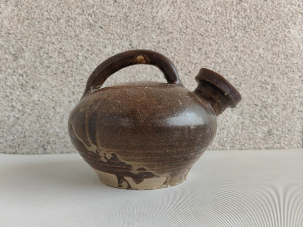 古玩轉(zhuǎn)賣褐釉提梁壺拍賣,當(dāng)前價(jià)格3700元
