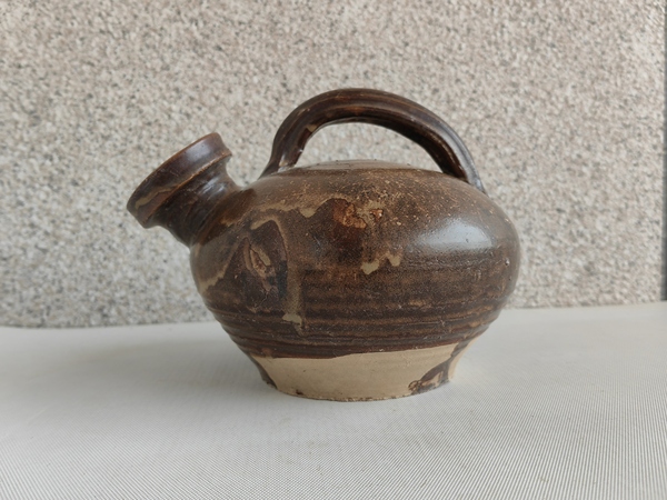 古玩陶瓷褐釉提梁壺拍賣，當(dāng)前價(jià)格580元