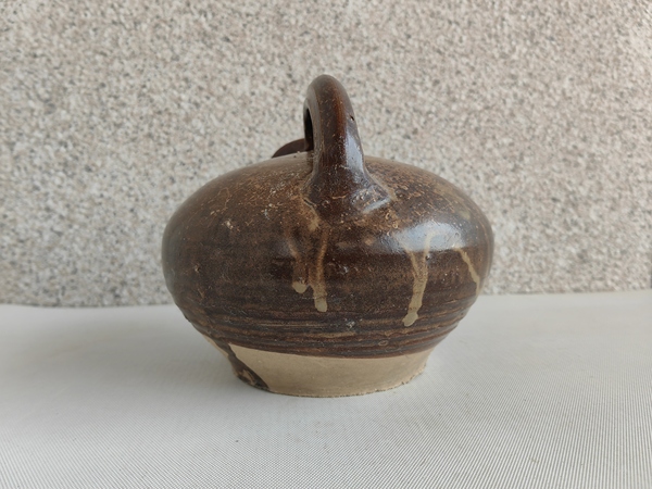 古玩陶瓷褐釉提梁壺拍賣,當前價格580元