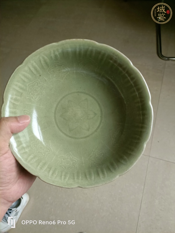 古玩陶瓷龍泉窯葵口印花碗真品鑒賞圖