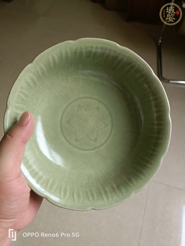 古玩陶瓷龍泉窯葵口印花碗真品鑒賞圖