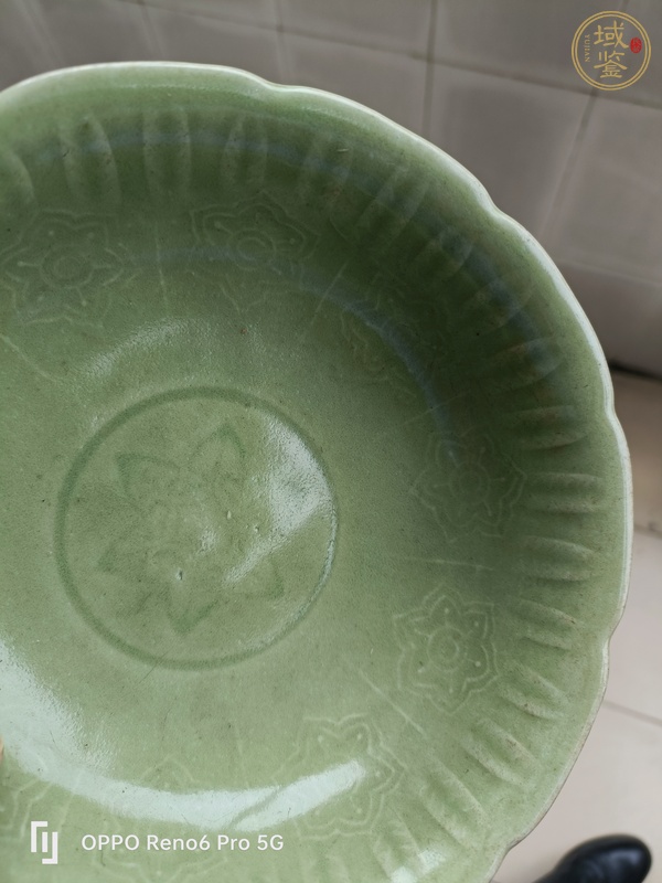 古玩陶瓷龍泉窯葵口印花碗真品鑒賞圖