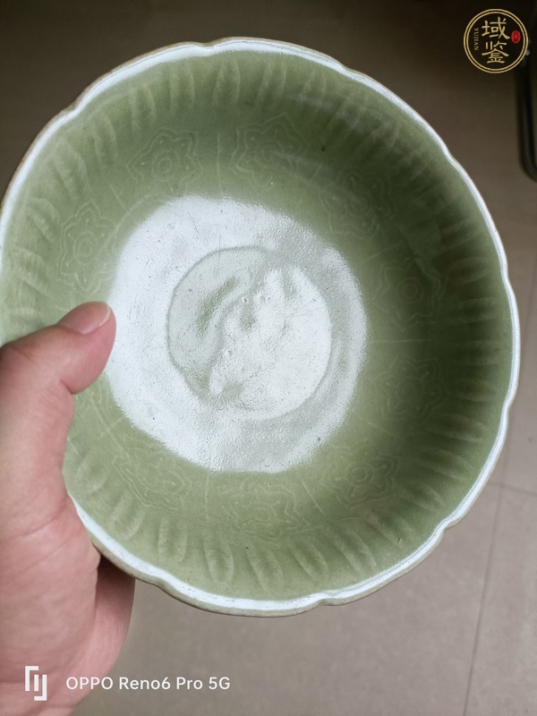 古玩陶瓷龍泉窯葵口印花碗真品鑒賞圖