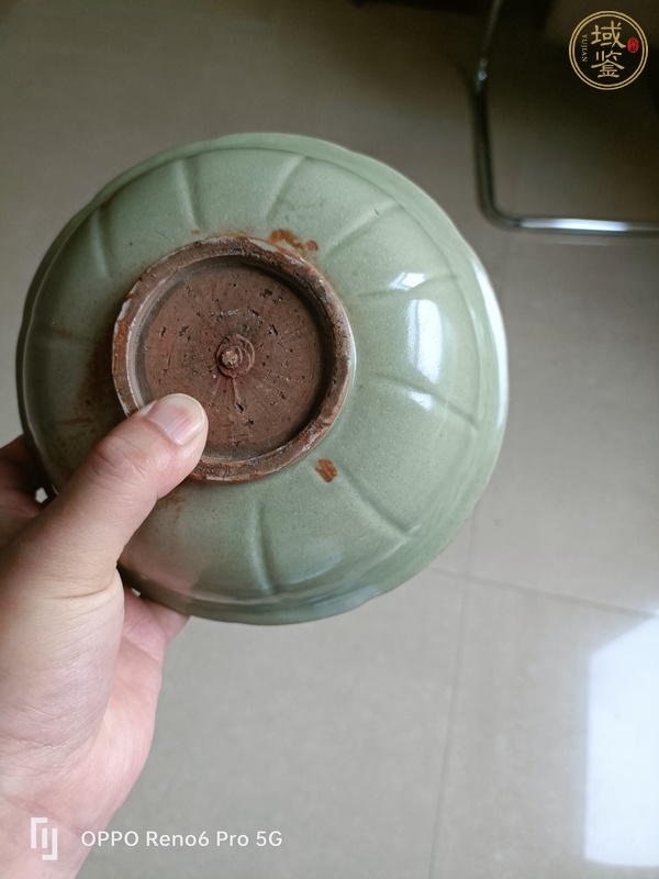 古玩陶瓷龍泉窯葵口印花碗真品鑒賞圖