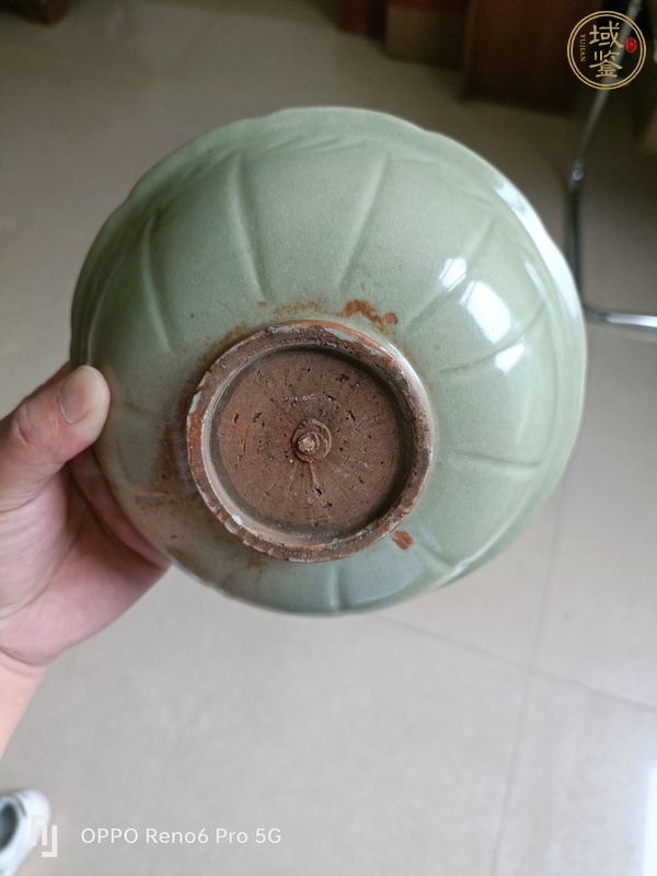 古玩陶瓷龍泉窯葵口印花碗真品鑒賞圖