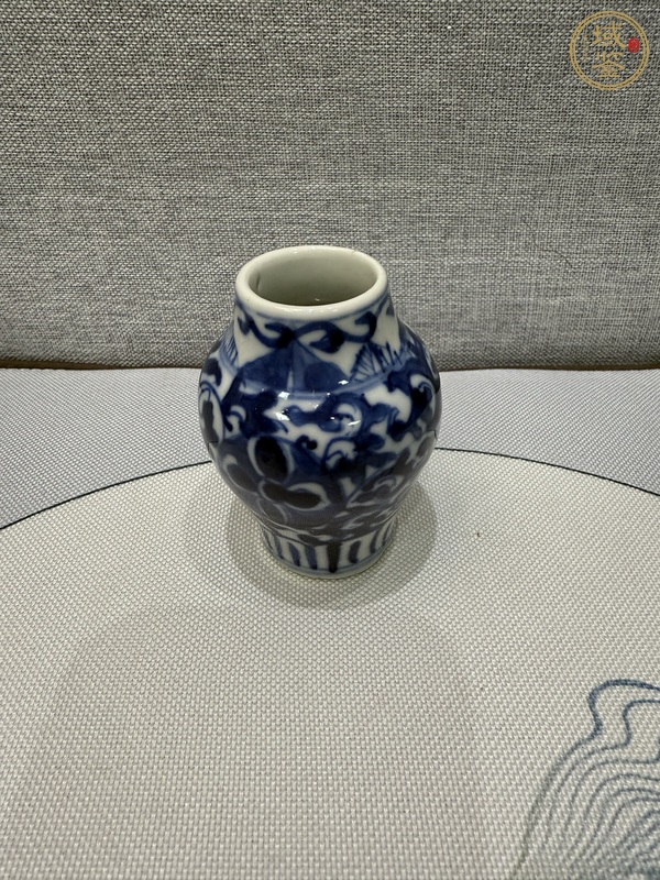 古玩花卉紋青花瓶真品鑒賞圖