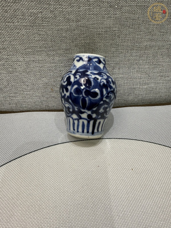 古玩陶瓷花卉紋青花瓶真品鑒賞圖