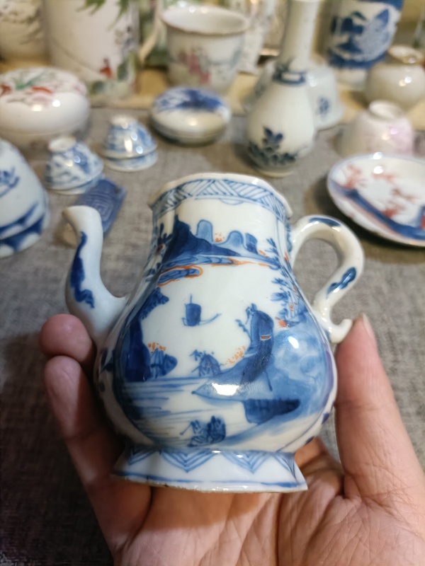 古玩轉(zhuǎn)賣康熙青花礬紅山水人物紋茶壺拍賣,當(dāng)前價(jià)格180元