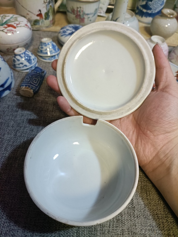 古玩陶瓷民國粉彩白菜蟈蟈圖蓋罐拍賣，當(dāng)前價格2888元