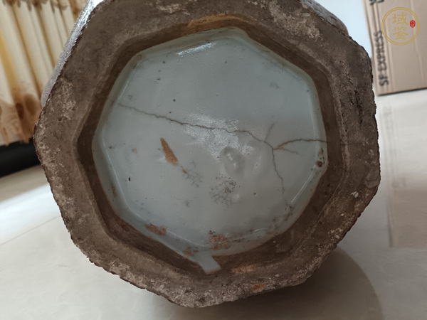 古玩陶瓷紅釉八方瓶真品鑒賞圖