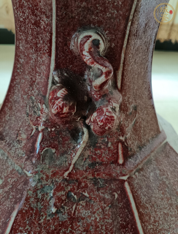 古玩陶瓷紅釉八方瓶真品鑒賞圖