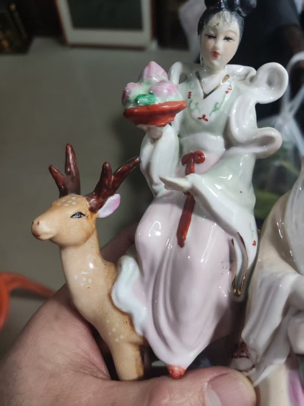 古玩陶瓷麻姑獻(xiàn)壽圖塑像拍賣，當(dāng)前價(jià)格10元