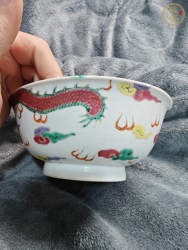古玩陶瓷粉彩過(guò)墻龍紋碗真品鑒賞圖