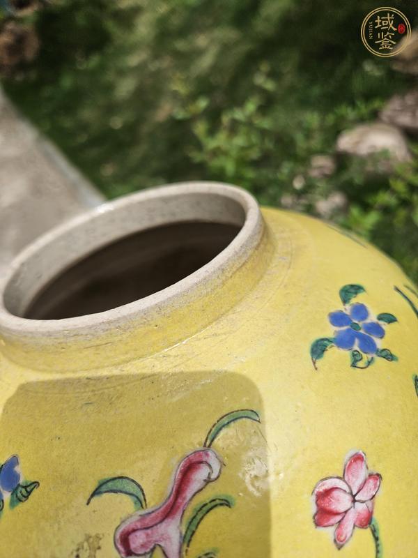 古玩陶瓷黃地粉彩花卉蝴蝶紋罐真品鑒賞圖