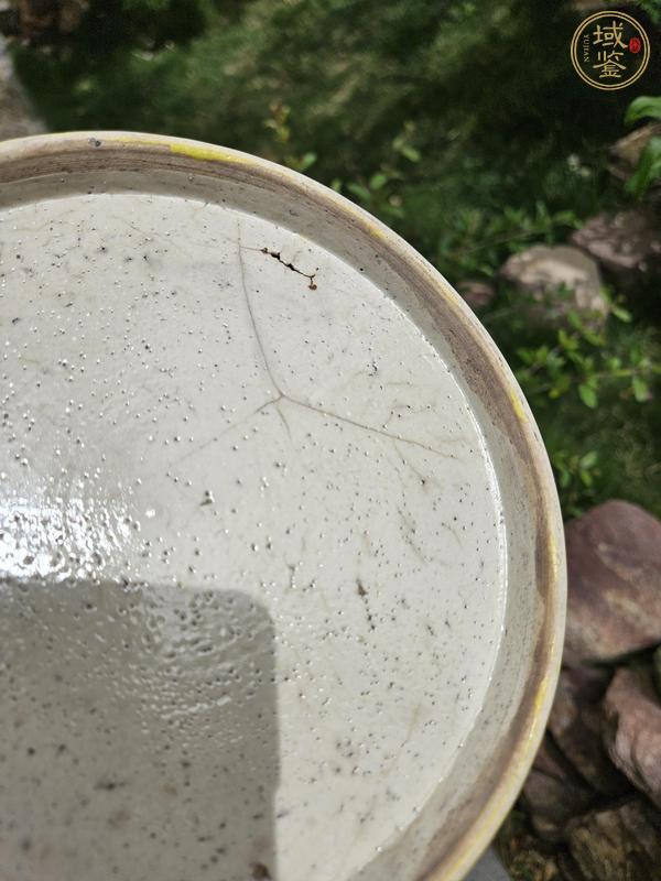 古玩陶瓷黃地粉彩花卉蝴蝶紋罐真品鑒賞圖