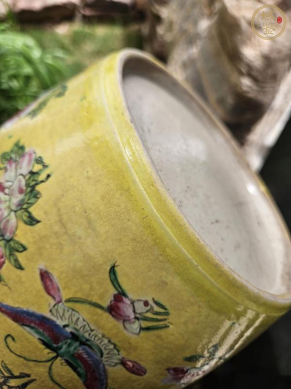 古玩陶瓷黃地粉彩花卉蝴蝶紋罐真品鑒賞圖