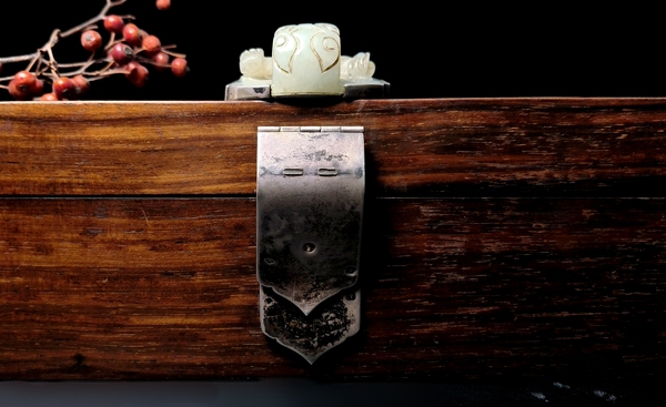 古玩玉器清代和田玉雕“龍紋帶扣”木盒拍賣，當(dāng)前價(jià)格22000元