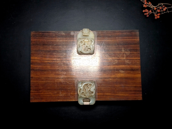 古玩玉器清代和田玉雕“龍紋帶扣”木盒拍賣，當(dāng)前價(jià)格22000元