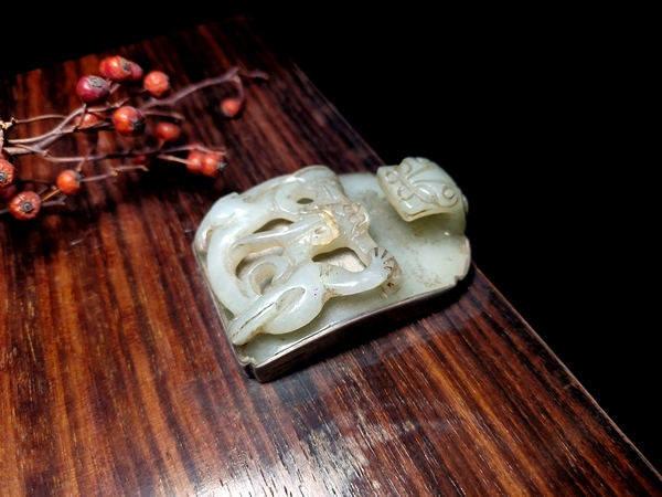 古玩玉器清代和田玉雕“龍紋帶扣”木盒拍賣，當(dāng)前價(jià)格22000元