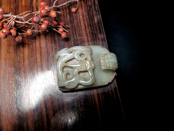 古玩玉器清代和田玉雕“龍紋帶扣”木盒拍賣，當(dāng)前價(jià)格22000元
