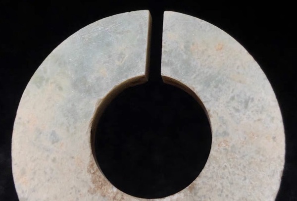古玩轉(zhuǎn)賣春秋地方玉雕“素紋玦”拍賣，當(dāng)前價格1800元