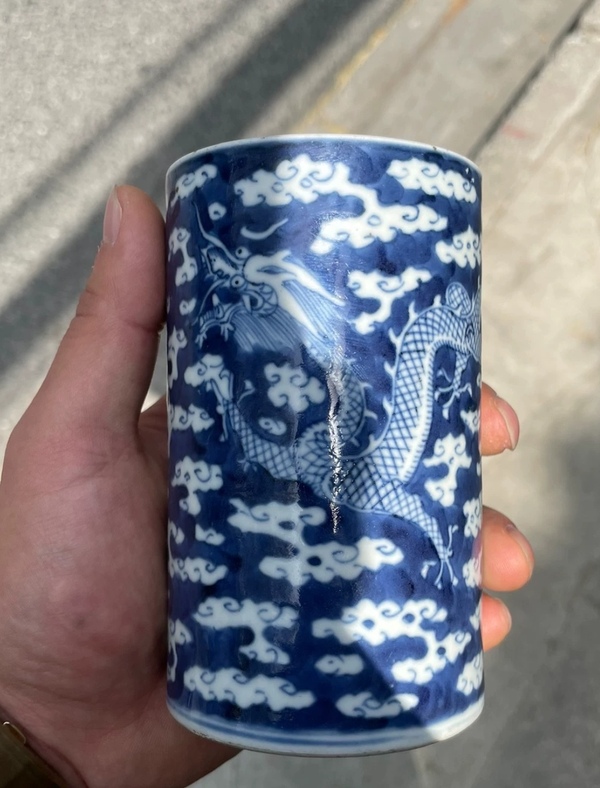 古玩轉(zhuǎn)賣清中晚青花留白云龍紋筆筒拍賣,當(dāng)前價(jià)格8888元