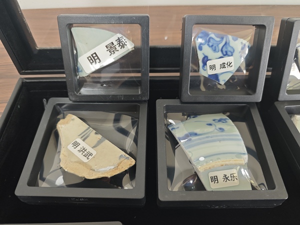 古玩陶瓷明.十三帝青花瓷片拍賣，當(dāng)前價(jià)格1500元
