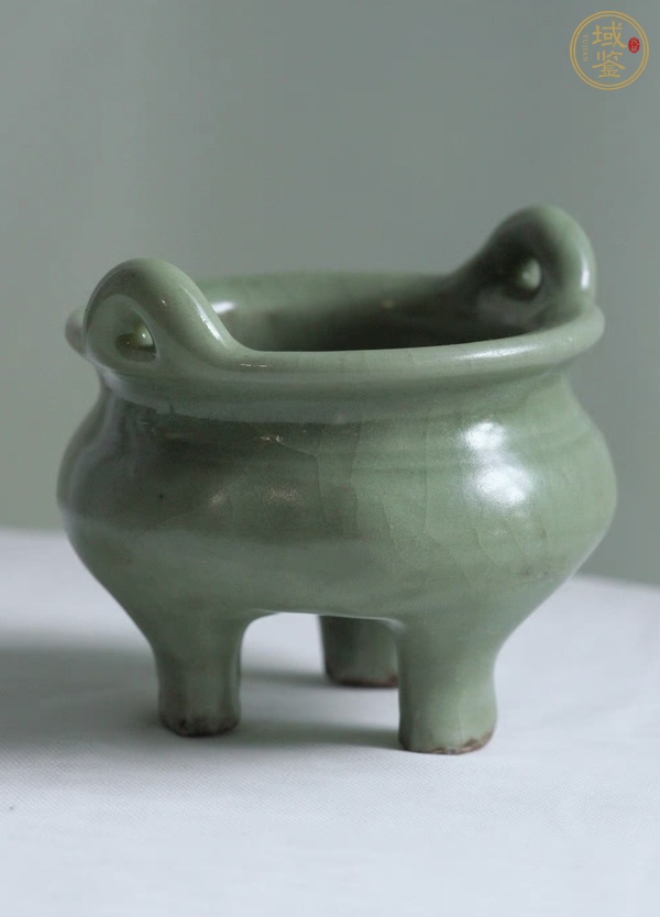 古玩陶瓷龍泉青瓷雙耳三足爐真品鑒賞圖
