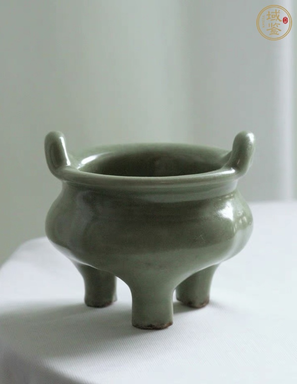 古玩陶瓷龍泉青瓷雙耳三足爐真品鑒賞圖