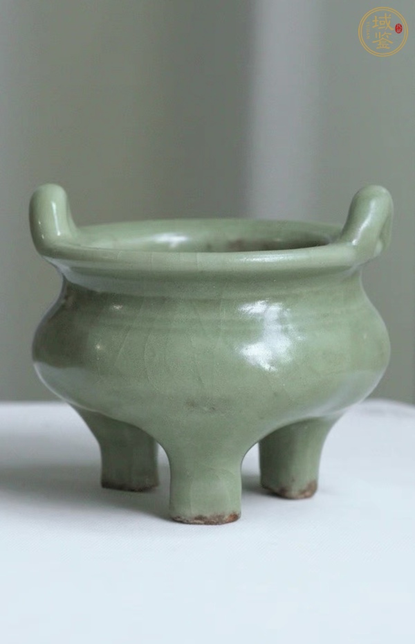古玩陶瓷龍泉青瓷雙耳三足爐真品鑒賞圖