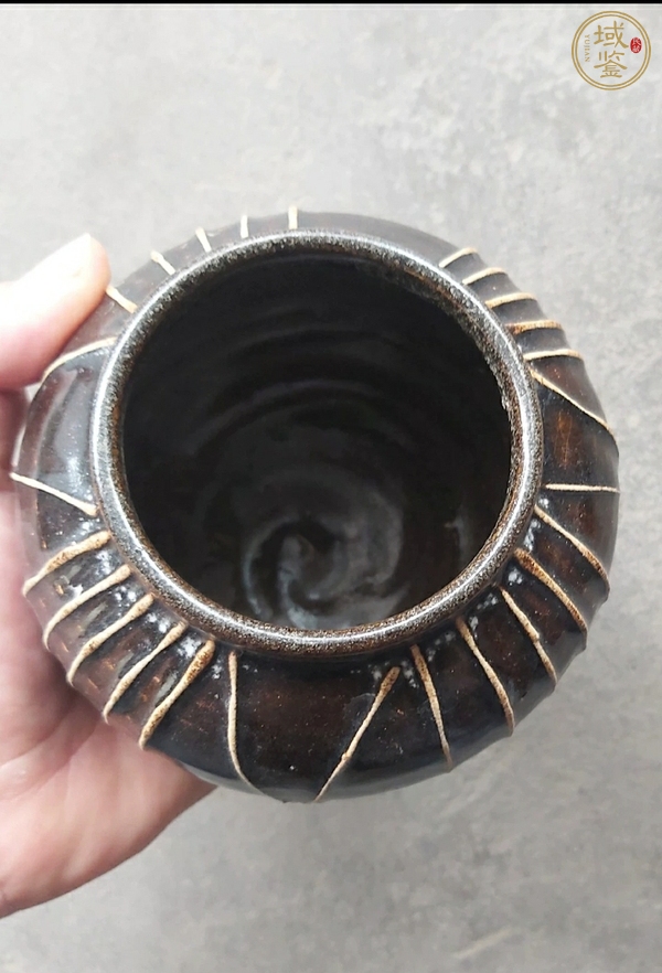 古玩陶瓷醬釉線條紋罐真品鑒賞圖