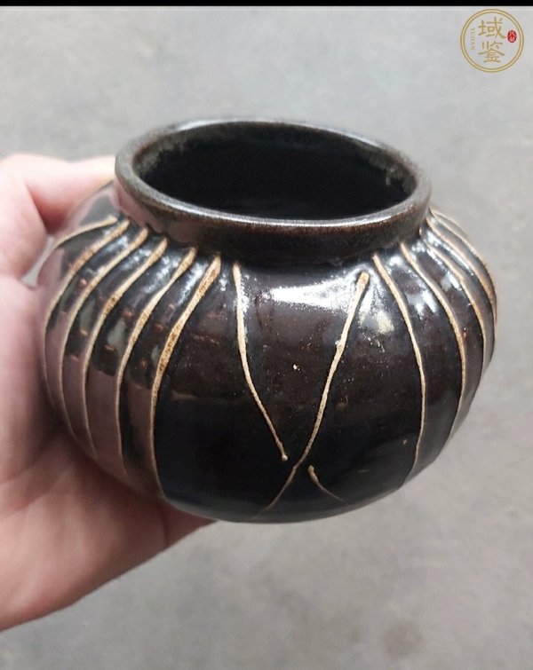 古玩陶瓷醬釉線條紋罐真品鑒賞圖
