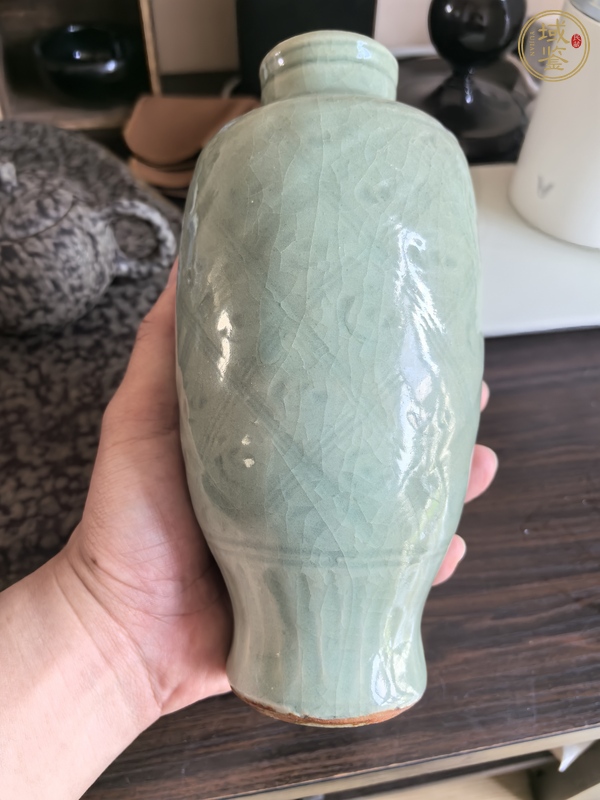 古玩陶瓷龍泉青瓷刻網(wǎng)格紋梅瓶真品鑒賞圖