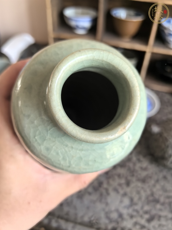 古玩陶瓷龍泉青瓷刻網(wǎng)格紋梅瓶真品鑒賞圖