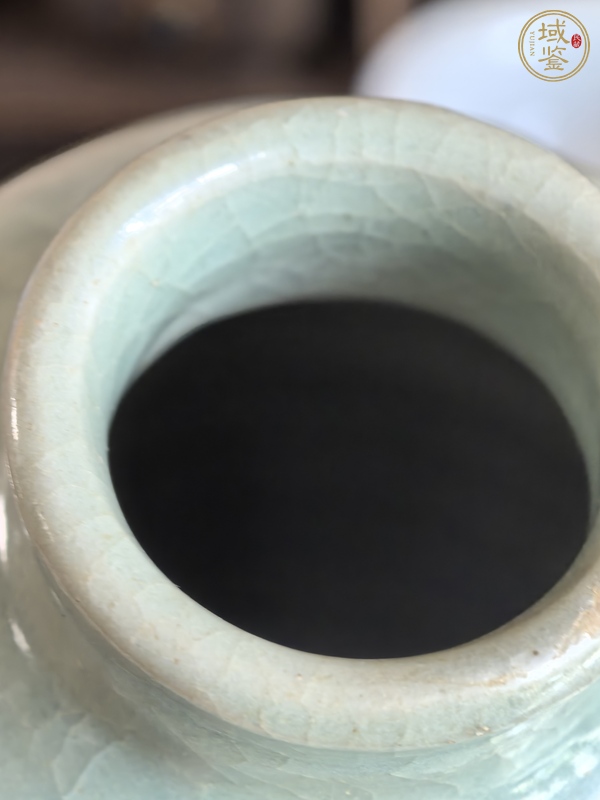 古玩陶瓷龍泉青瓷刻網(wǎng)格紋梅瓶真品鑒賞圖