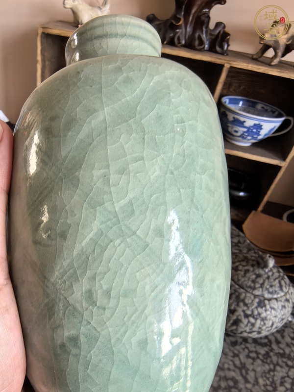 古玩陶瓷龍泉青瓷刻網(wǎng)格紋梅瓶真品鑒賞圖