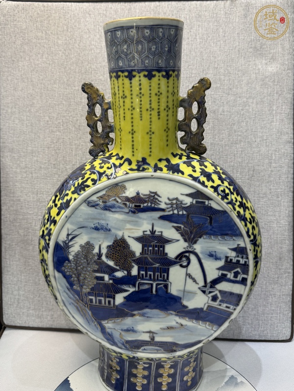 古玩樓臺(tái)亭閣山水紋青花抱月瓶真品鑒賞圖