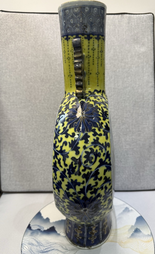 古玩陶瓷樓臺亭閣山水紋青花抱月瓶拍賣，當前價格45800元