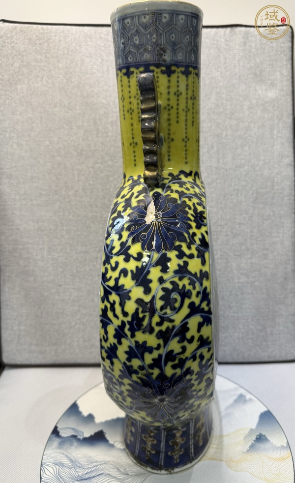古玩陶瓷樓臺(tái)亭閣山水紋青花抱月瓶真品鑒賞圖
