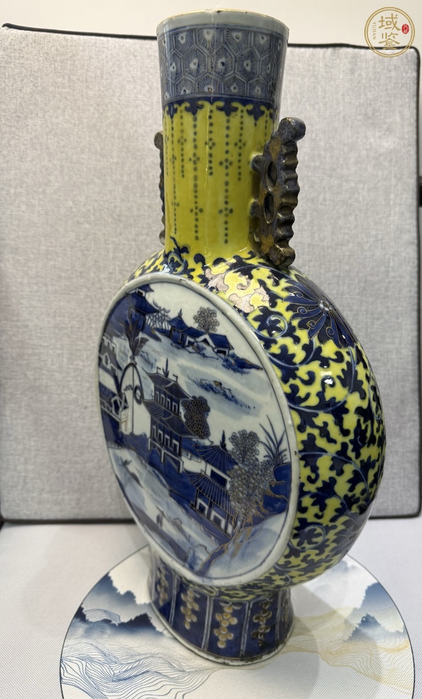 古玩陶瓷樓臺(tái)亭閣山水紋青花抱月瓶真品鑒賞圖