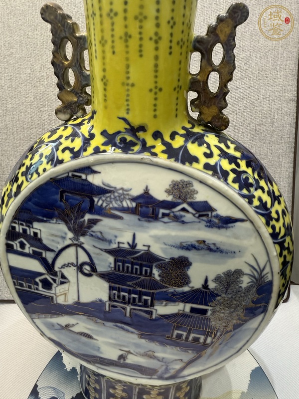 古玩陶瓷樓臺(tái)亭閣山水紋青花抱月瓶真品鑒賞圖